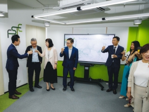 A graceful toast to Ms. LI to celebrate the beginning of her next chapter